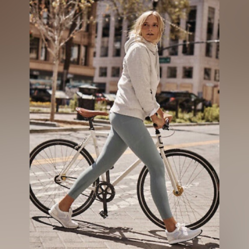 Athleta salutation stash pocket II 7/8 tights